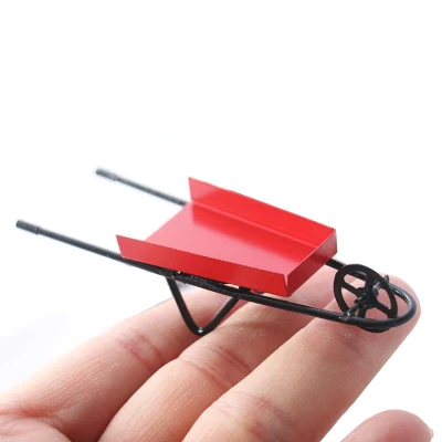 Carrello da tiro rosso in metallo in miniatura per casa delle bambole 1: 12 per accessori decorativi per casa delle bambole